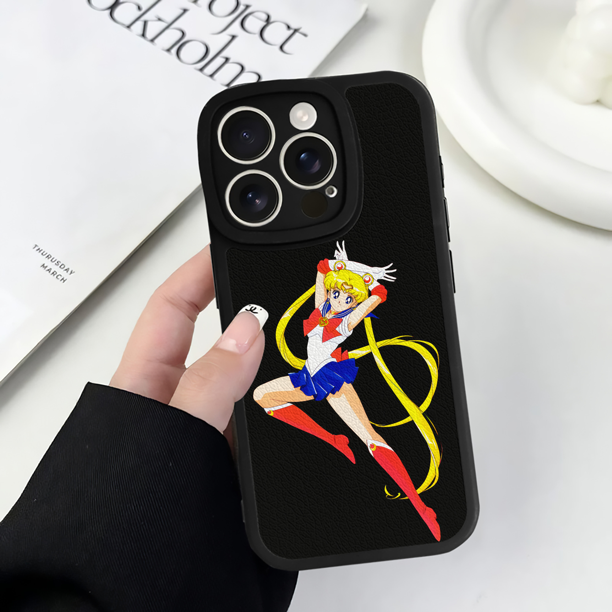 （画像用） 美少女戦士セーラームーン 月野 うさぎ つきの うさぎ Sailor Moon Tsukino Usagi 【iPhone 16シリーズ対応】シリコンスマホケース（レザー調） 材質：シリコン